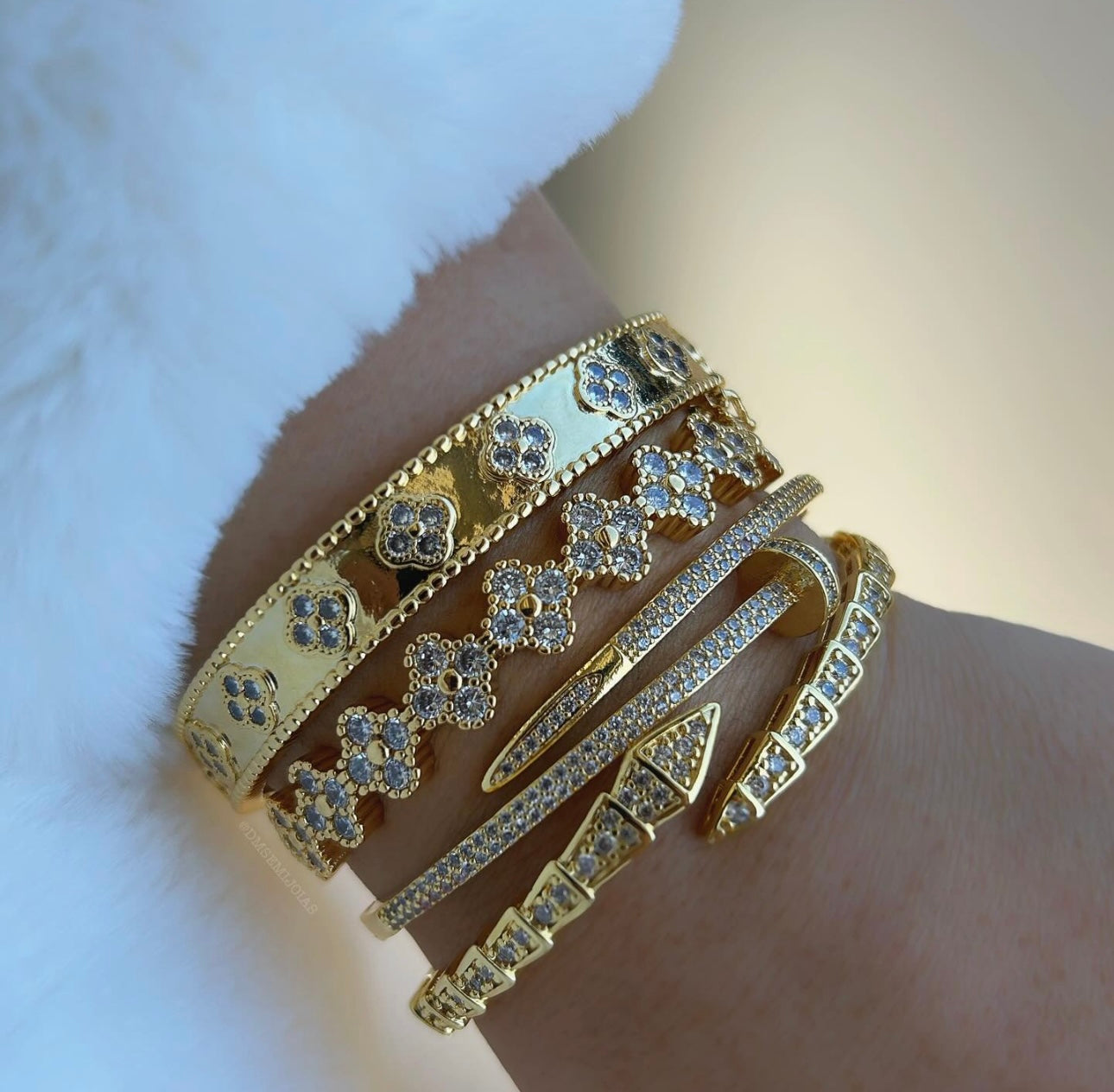 LUXURY VAN & CART SEMI-JEWELRY